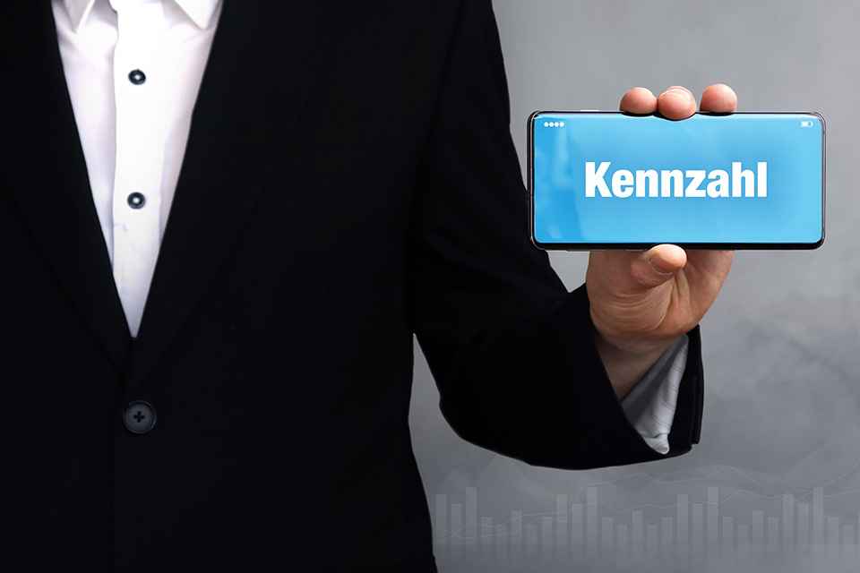 Foto: Smartphone mit Schriftzug Kennzahl