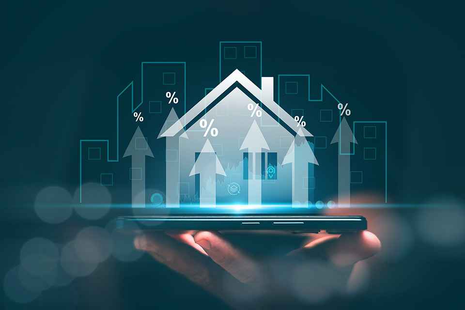 Foto: Hologramm eines Hauses auf einer Hand