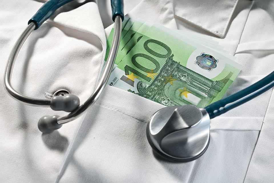 Foto: Stethoskop und Hunderteuroscheine